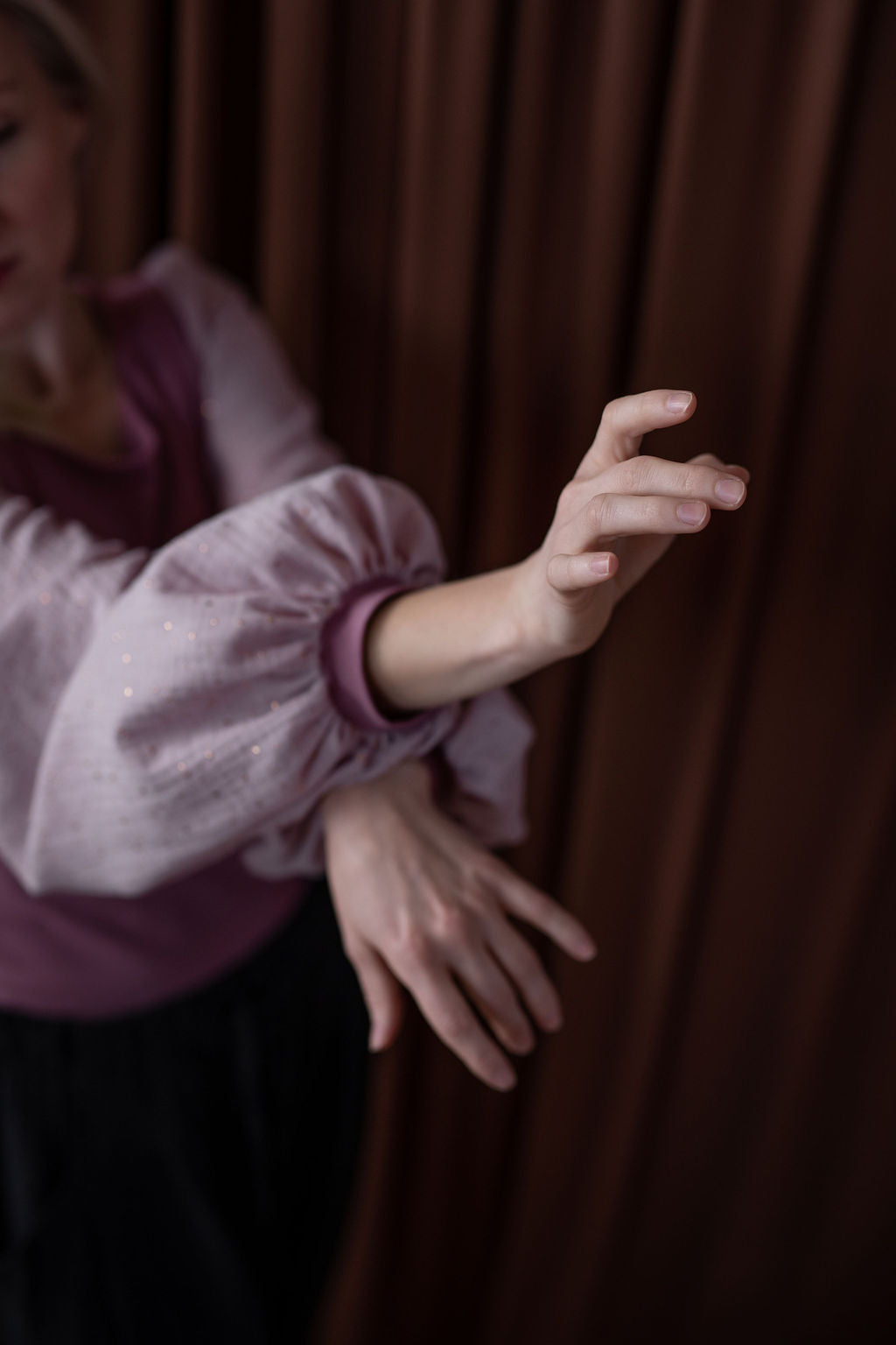 damska-elegantni-halena-muselin-uplet-balonove-rukavy-do-prace-na-veceri-vylety-pohoda-zlate-tecky-ruzova-rukavy