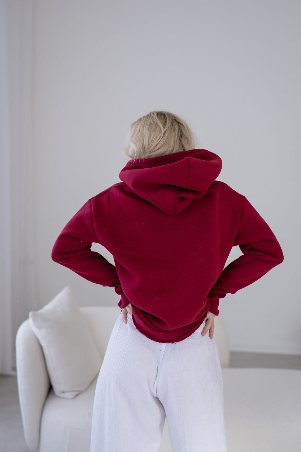 damska-mikina-pocesana-teplakovina-s-kapuci-kapsa-klokan-vinova