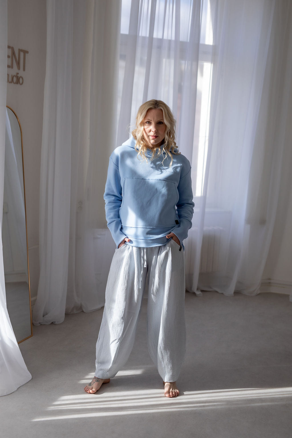 damska-mikina-pocesana-teplakovina-s-kapuci-kapsa-klokan-baby-blue