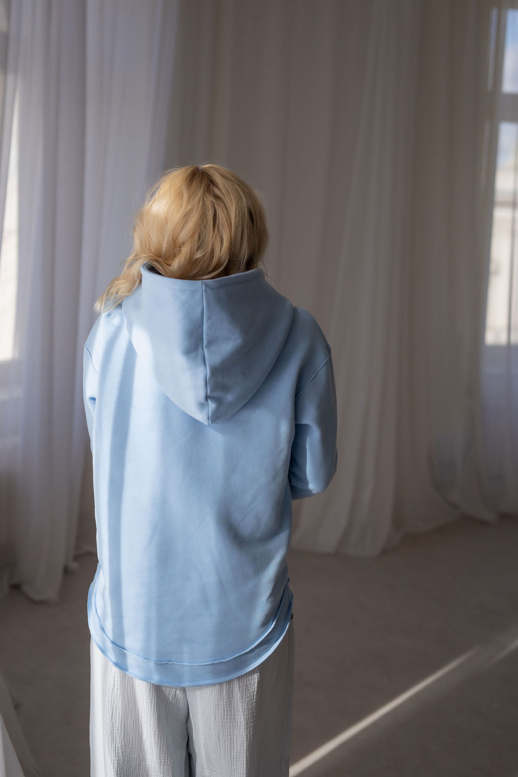 damska-mikina-pocesana-teplakovina-s-kapuci-kapsa-klokan-baby-blue