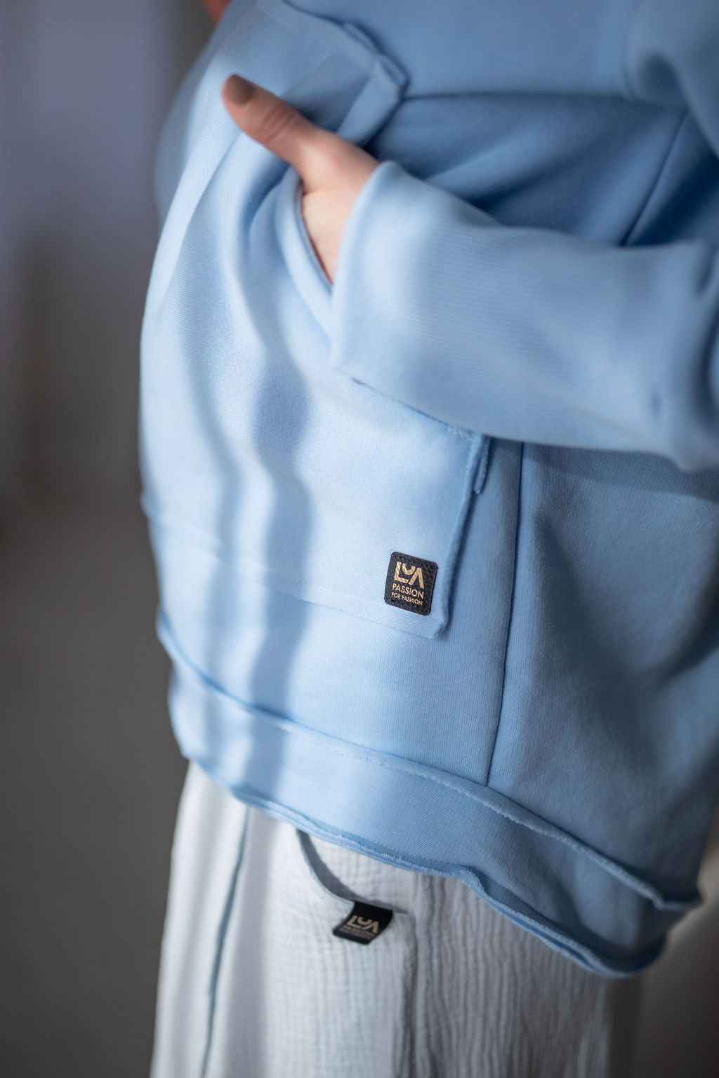 damska-mikina-pocesana-teplakovina-s-kapuci-kapsa-klokan-baby-blue-detail