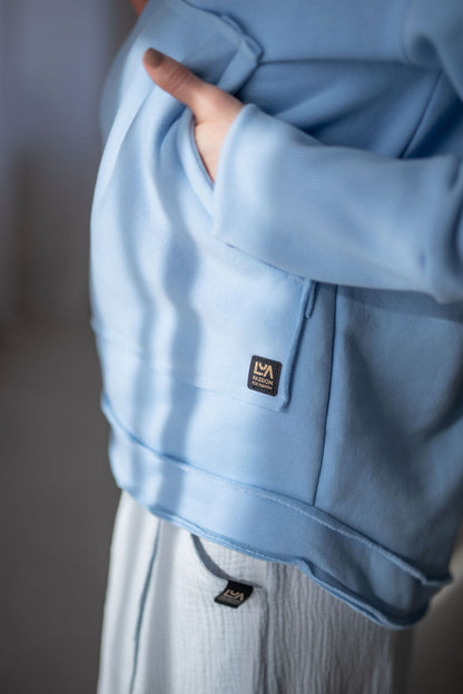 damska-mikina-pocesana-teplakovina-s-kapuci-kapsa-klokan-baby-blue-detail