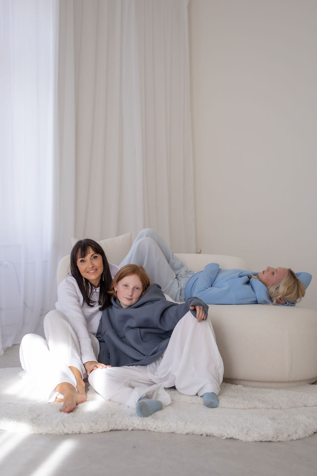 damska-mikina-pocesana-teplakovina-s-kapuci-kapsa-klokan-bila