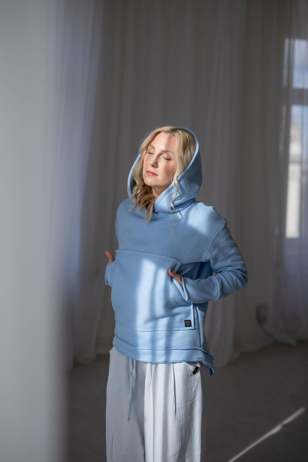 damska-mikina-pocesana-teplakovina-s-kapuci-kapsa-klokan-baby-blue