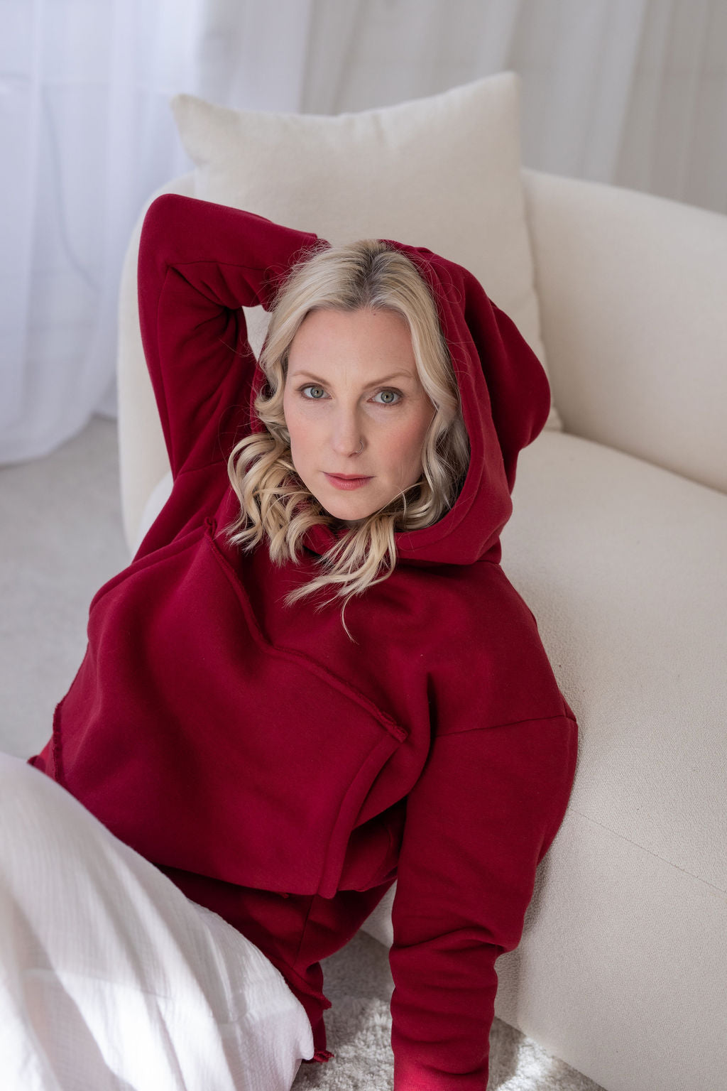 damska-mikina-pocesana-teplakovina-s-kapuci-kapsa-klokan-vinova