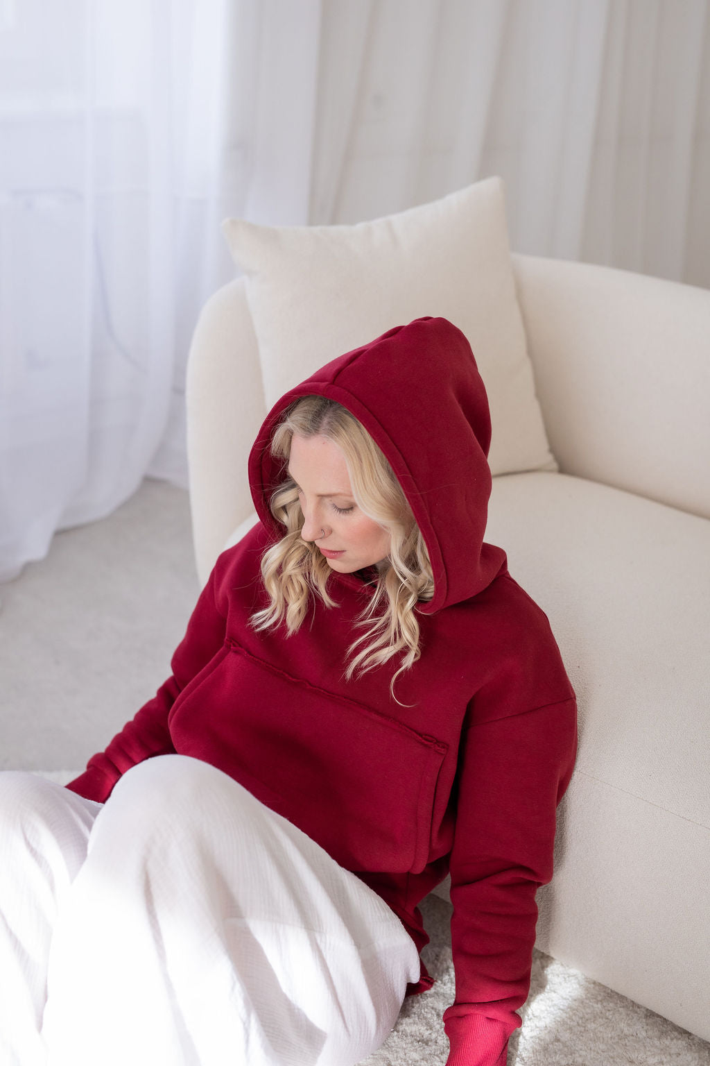 damska-mikina-pocesana-teplakovina-s-kapuci-kapsa-klokan-vinova