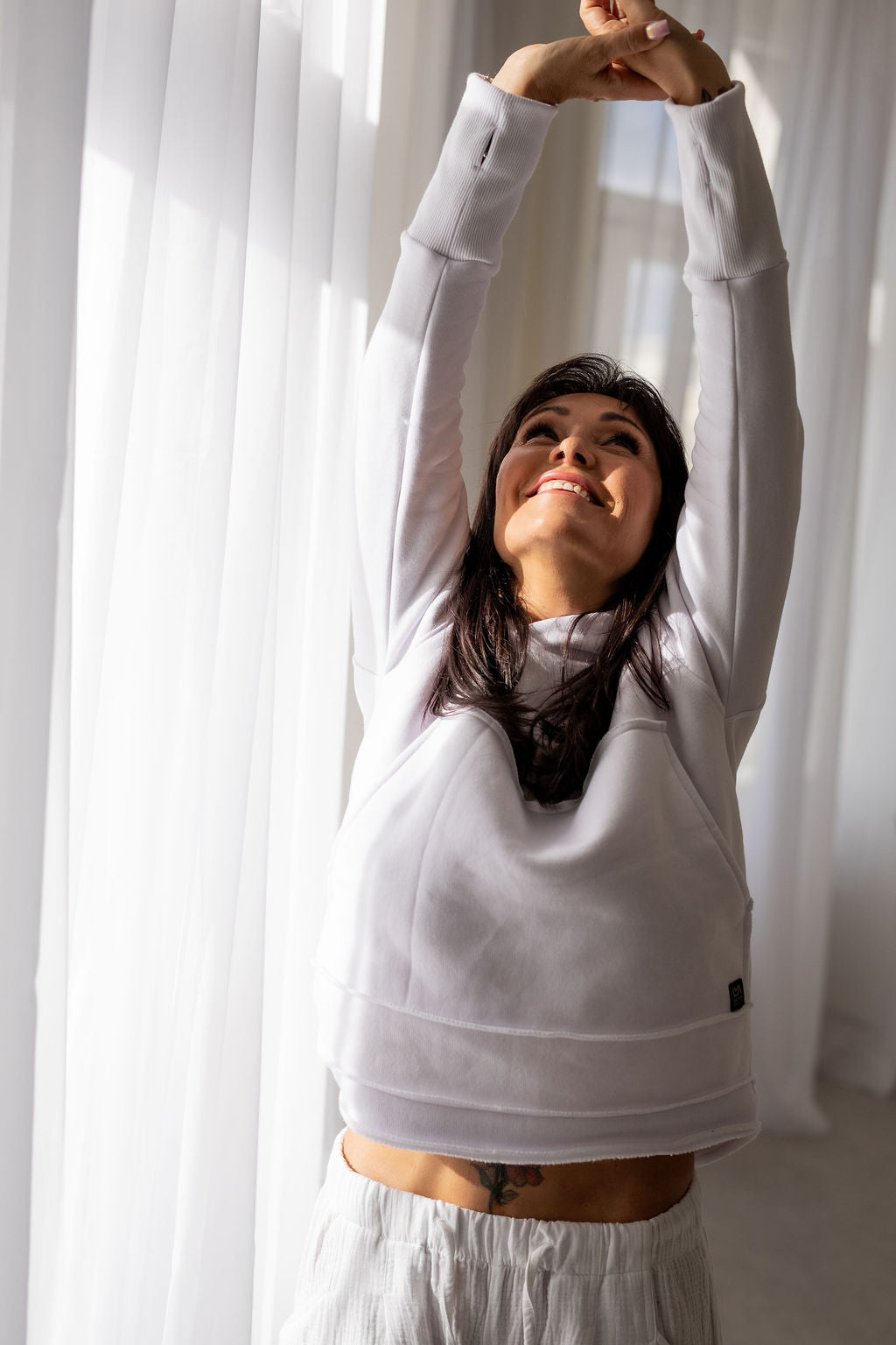 damska-mikina-pocesana-teplakovina-s-kapuci-kapsa-klokan-bila