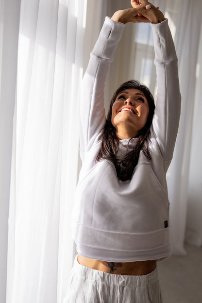 damska-mikina-pocesana-teplakovina-s-kapuci-kapsa-klokan-bila