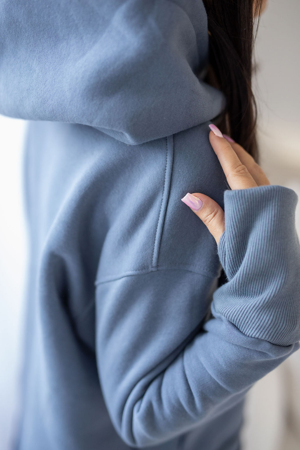 damska-mikina-pocesana-teplakovina-s-kapuci-kapsa-klokan-seda-detail