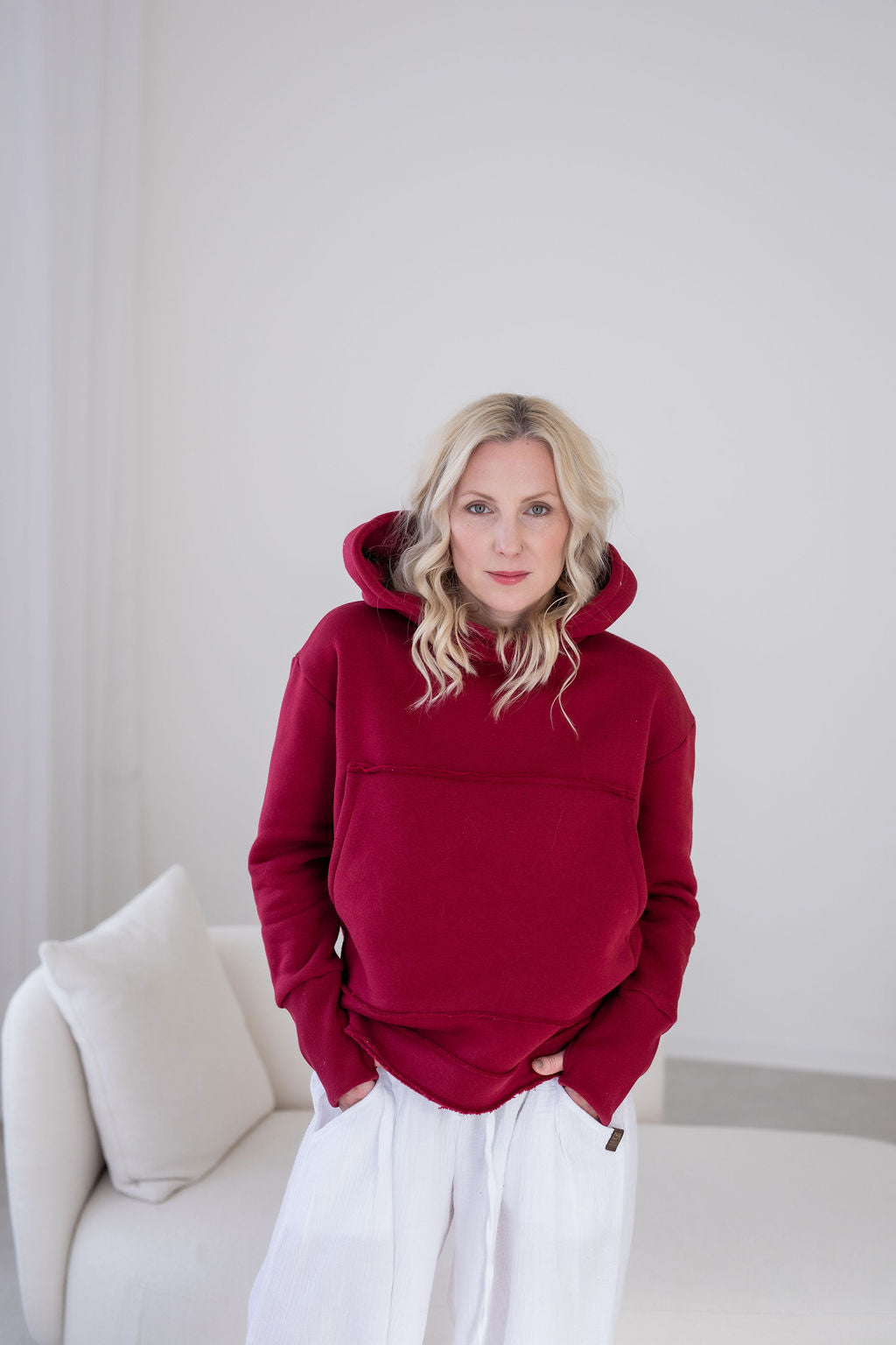 damska-mikina-pocesana-teplakovina-s-kapuci-kapsa-klokan-vinova