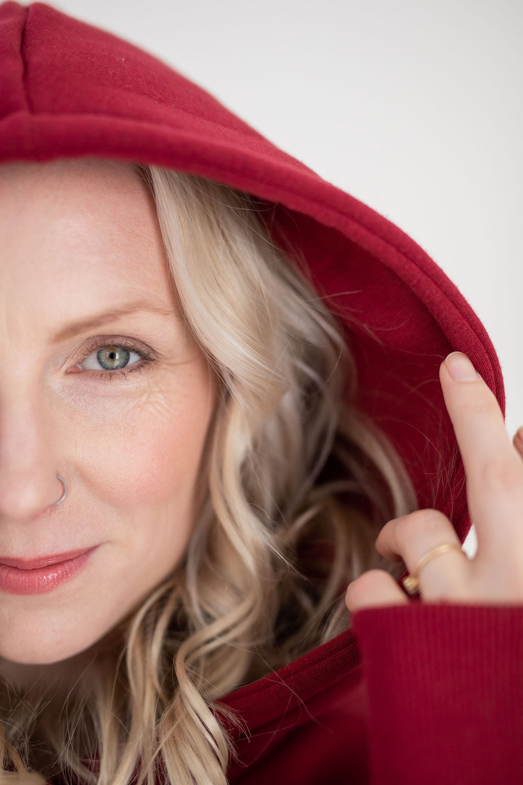 damska-mikina-pocesana-teplakovina-s-kapuci-kapsa-klokan-vinova-detail