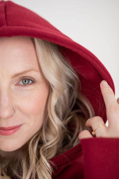 damska-mikina-pocesana-teplakovina-s-kapuci-kapsa-klokan-vinova-detail