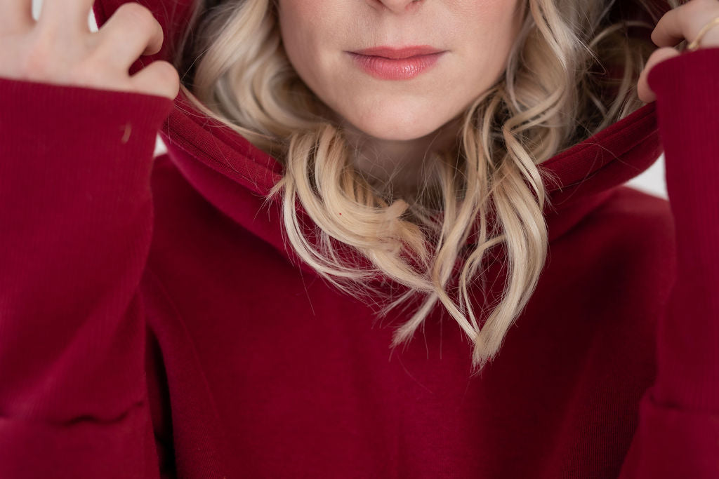 damska-mikina-pocesana-teplakovina-s-kapuci-kapsa-klokan-vinova-detail