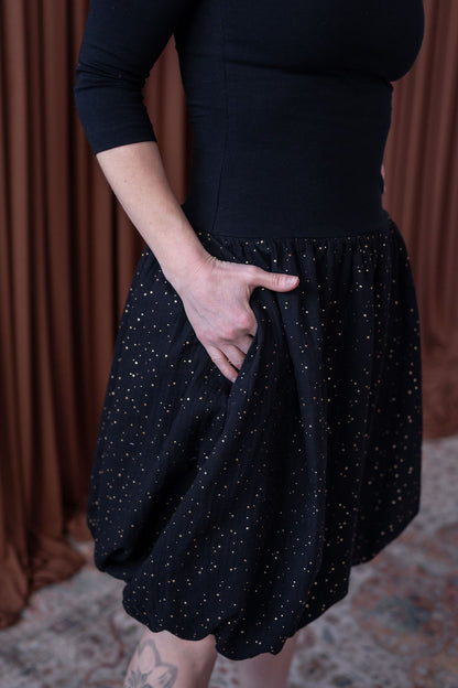 damske-saty-balonova-sukne-ke-kolenum-vrchni-dil-uplet-spodni-dil-muselin-lehkost-elegance-na-veceri-do-divadla-na-prochazky-cerna-zlate-tecky-kapsa