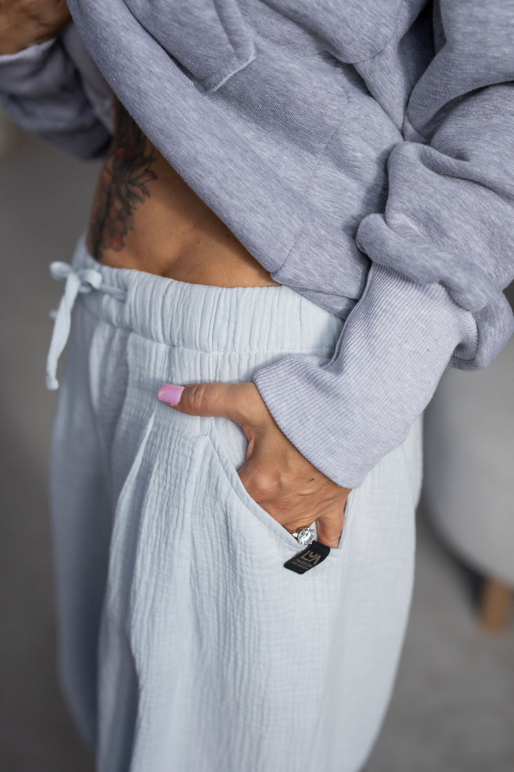 damske-balonove- kalhoty- z- lehkeho- muselinu-vzdusne -elegantni-do-mesta-na-vikend- Lezerni-Elastický-malinko-snizeny-baby-blue