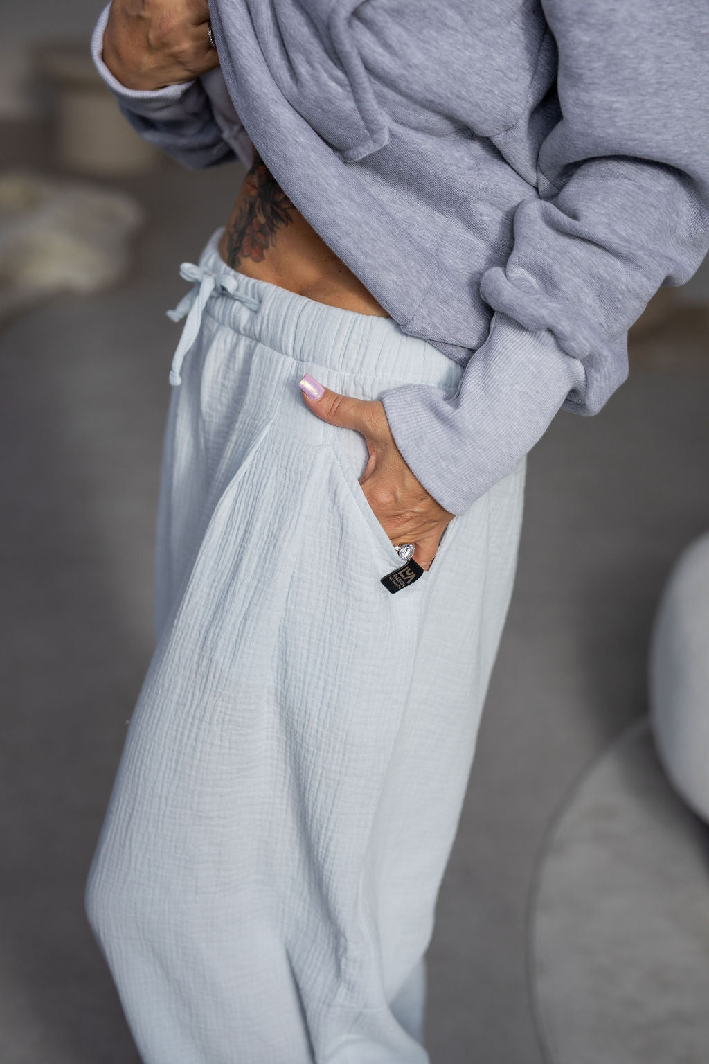 damske-balonove- kalhoty- z- lehkeho- muselinu-vzdusne -elegantni-do-mesta-na-vikend- Lezerni-Elastický-malinko-snizeny-baby-blue