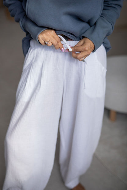 damske-balonove- kalhoty- z- lehkeho- muselinu-vzdusne -elegantni-do-mesta-na-vikend- Lezerni-Elastický-malinko-snizeny-bila