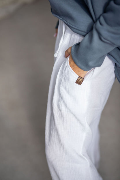 damske-balonove- kalhoty- z- lehkeho- muselinu-vzdusne -elegantni-do-mesta-na-vikend- Lezerni-Elastický-malinko-snizeny-bila