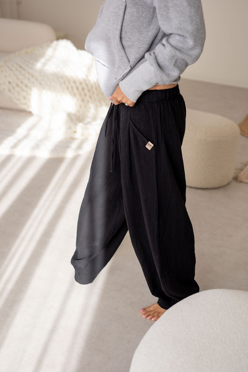 damske-balonove- kalhoty- z- lehkeho- muselinu-vzdusne -elegantni-do-mesta-na-vikend- Lezerni-Elastický-malinko-snizeny-cerna