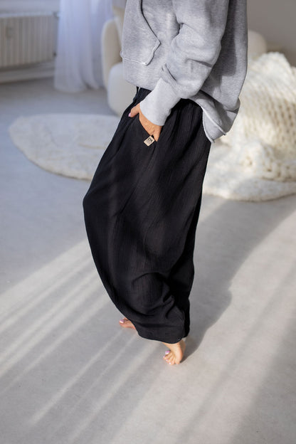damske-balonove- kalhoty- z- lehkeho- muselinu-vzdusne -elegantni-do-mesta-na-vikend- Lezerni-Elastický-malinko-snizeny-cerna