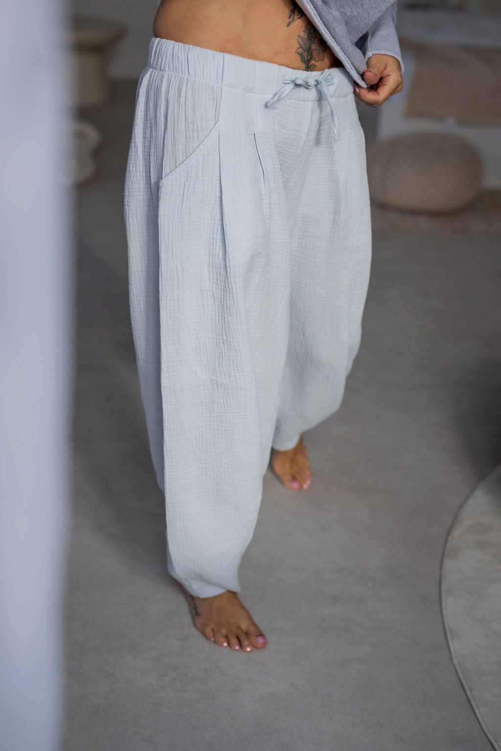 damske-balonove- kalhoty- z- lehkeho- muselinu-vzdusne -elegantni-do-mesta-na-vikend- Lezerni-Elastický-malinko-snizeny-baby-blue