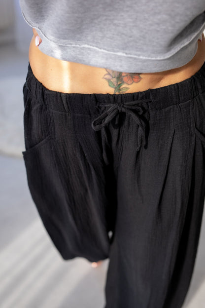 damske-balonove- kalhoty- z- lehkeho- muselinu-vzdusne -elegantni-do-mesta-na-vikend- Lezerni-Elastický-malinko-snizeny-cerna