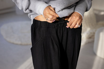 damske-balonove- kalhoty- z- lehkeho- muselinu-vzdusne -elegantni-do-mesta-na-vikend- Lezerni-Elastický-malinko-snizeny-cerna