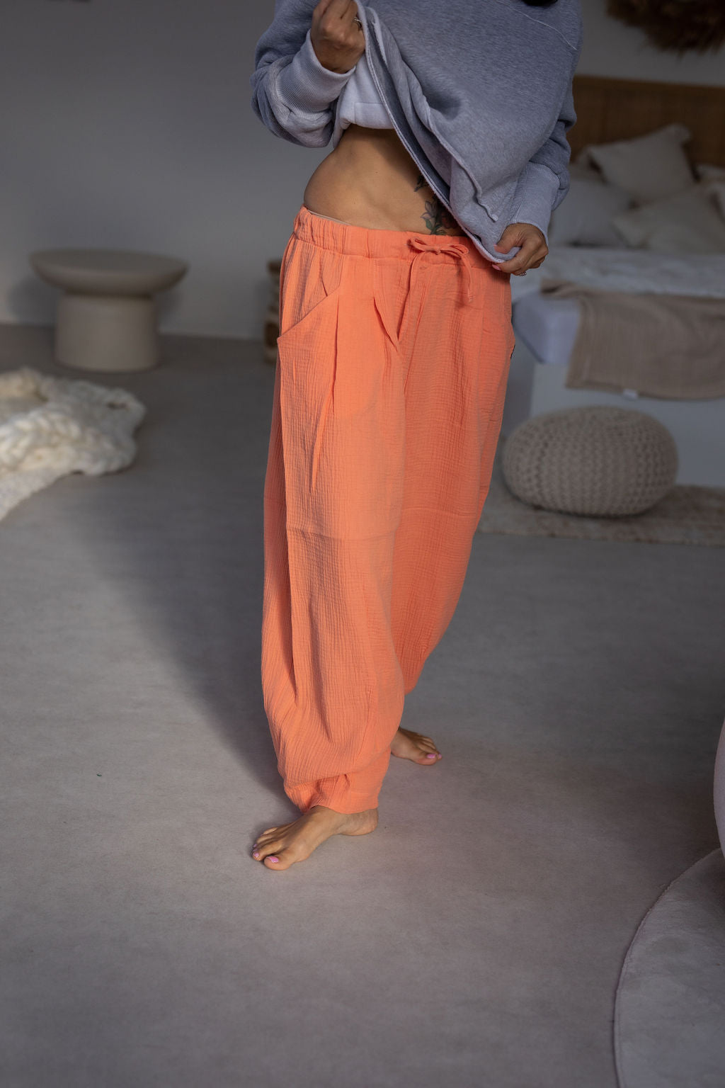 damske-balonove- kalhoty- z- lehkeho- muselinu-vzdusne -elegantni-do-mesta-na-vikend- Lezerni-Elastický-malinko-snizeny-coral