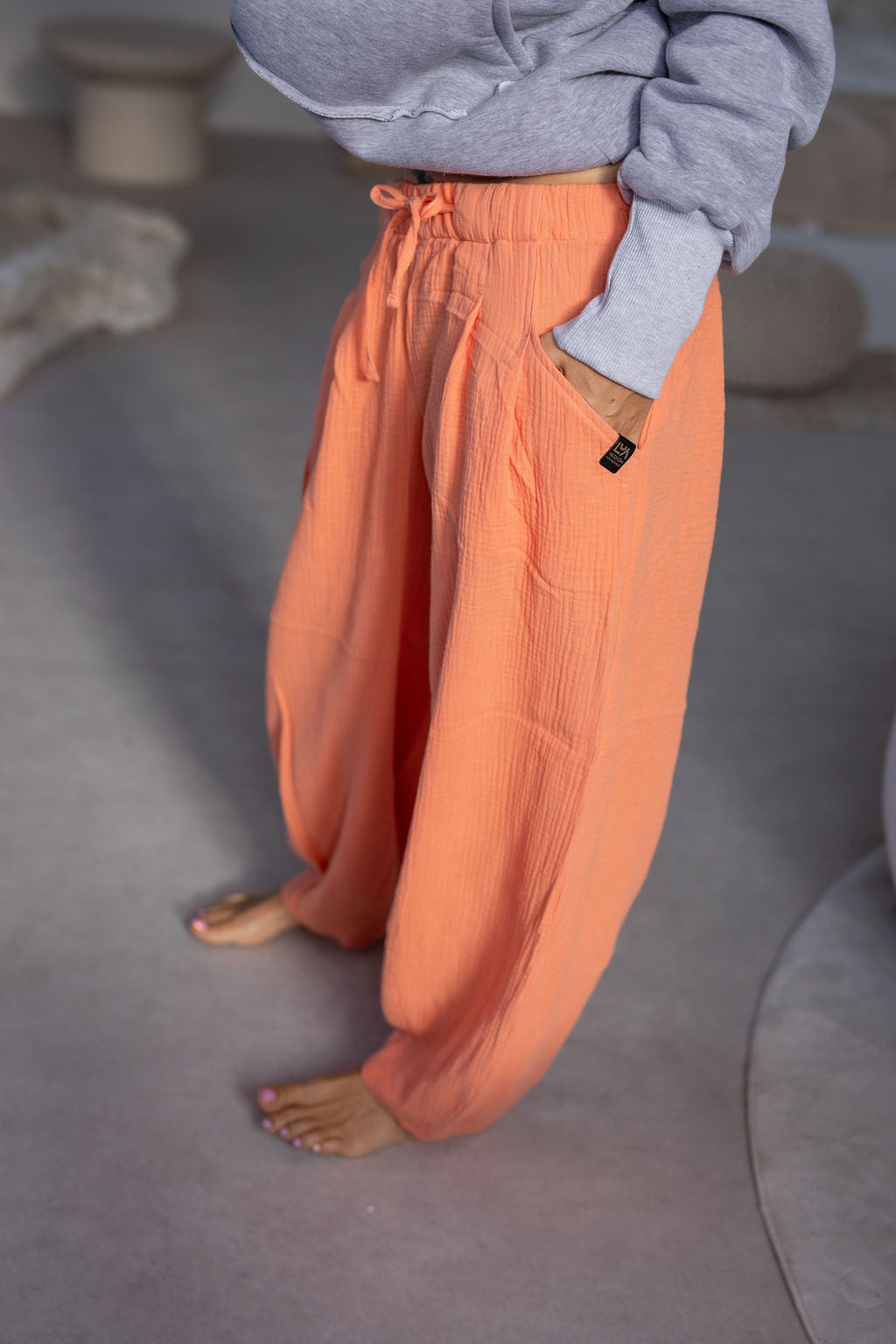 damske-balonove- kalhoty- z- lehkeho- muselinu-vzdusne -elegantni-do-mesta-na-vikend- Lezerni-Elastický-malinko-snizeny-coral