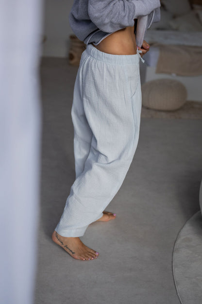 damske-balonove- kalhoty- z- lehkeho- muselinu-vzdusne -elegantni-do-mesta-na-vikend- Lezerni-Elastický-malinko-snizeny-baby-blue