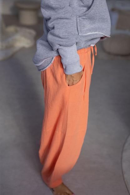 damske-balonove- kalhoty- z- lehkeho- muselinu-vzdusne -elegantni-do-mesta-na-vikend- Lezerni-Elastický-malinko-snizeny-coral