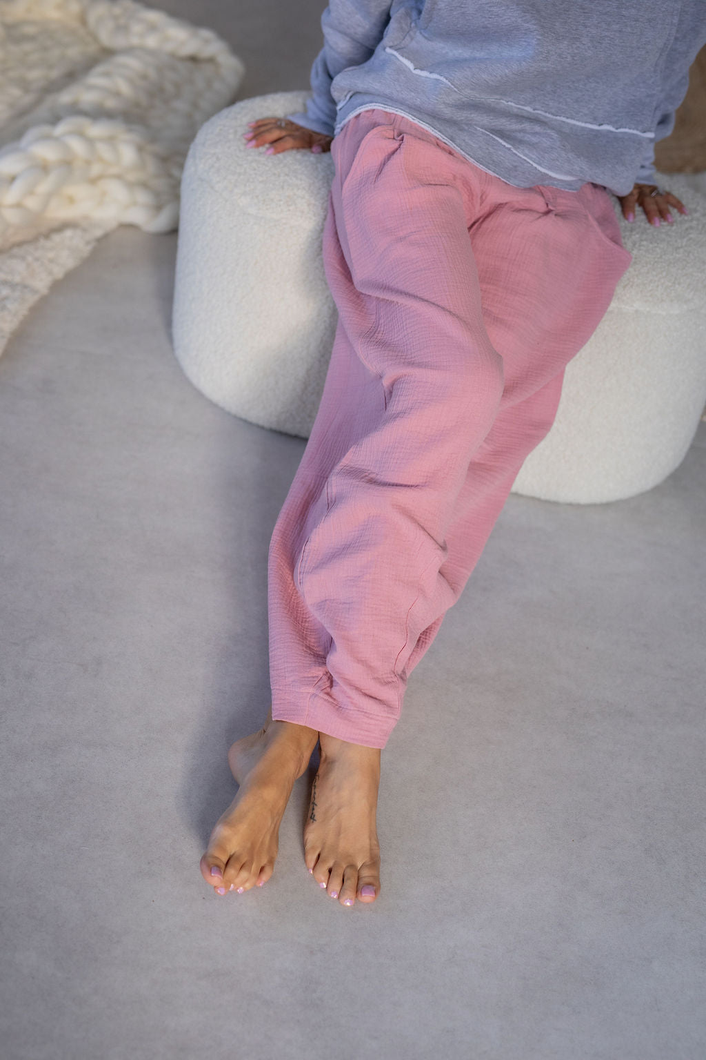 damske-balonove- kalhoty- z- lehkeho- muselinu-vzdusne -elegantni-do-mesta-na-vikend- Lezerni-Elastický-malinko-snizeny-ruzova