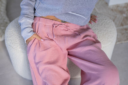 damske-balonove- kalhoty- z- lehkeho- muselinu-vzdusne -elegantni-do-mesta-na-vikend- Lezerni-Elastický-malinko-snizeny-ruzova