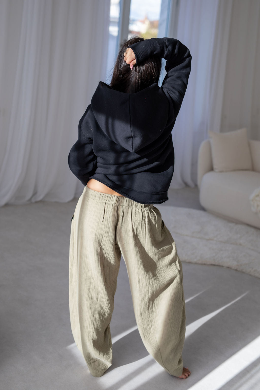 damske-balonove- kalhoty- z- lehkeho- muselinu-vzdusne -elegantni-do-mesta-na-vikend- Lezerni-Elastický-malinko-snizeny-khaki