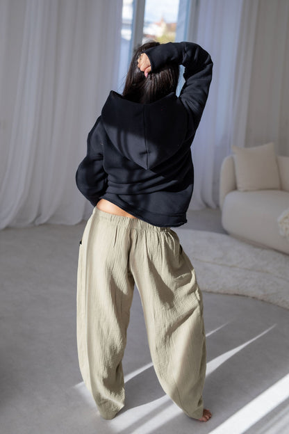 damske-balonove- kalhoty- z- lehkeho- muselinu-vzdusne -elegantni-do-mesta-na-vikend- Lezerni-Elastický-malinko-snizeny-khaki