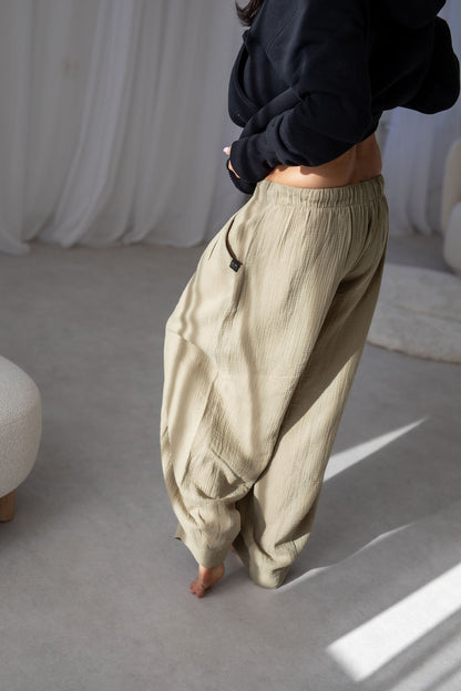 damske-balonove- kalhoty- z- lehkeho- muselinu-vzdusne -elegantni-do-mesta-na-vikend- Lezerni-Elastický-malinko-snizeny-khaki