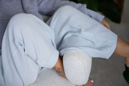 damske-balonove- kalhoty- z- lehkeho- muselinu-vzdusne -elegantni-do-mesta-na-vikend- Lezerni-Elastický-malinko-snizeny-baby-blue-detail