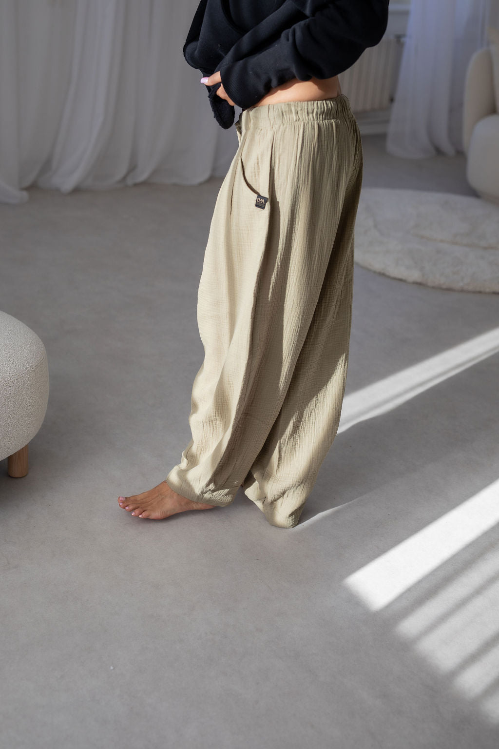 damske-balonove- kalhoty- z- lehkeho- muselinu-vzdusne -elegantni-do-mesta-na-vikend- Lezerni-Elastický-malinko-snizeny-khaki