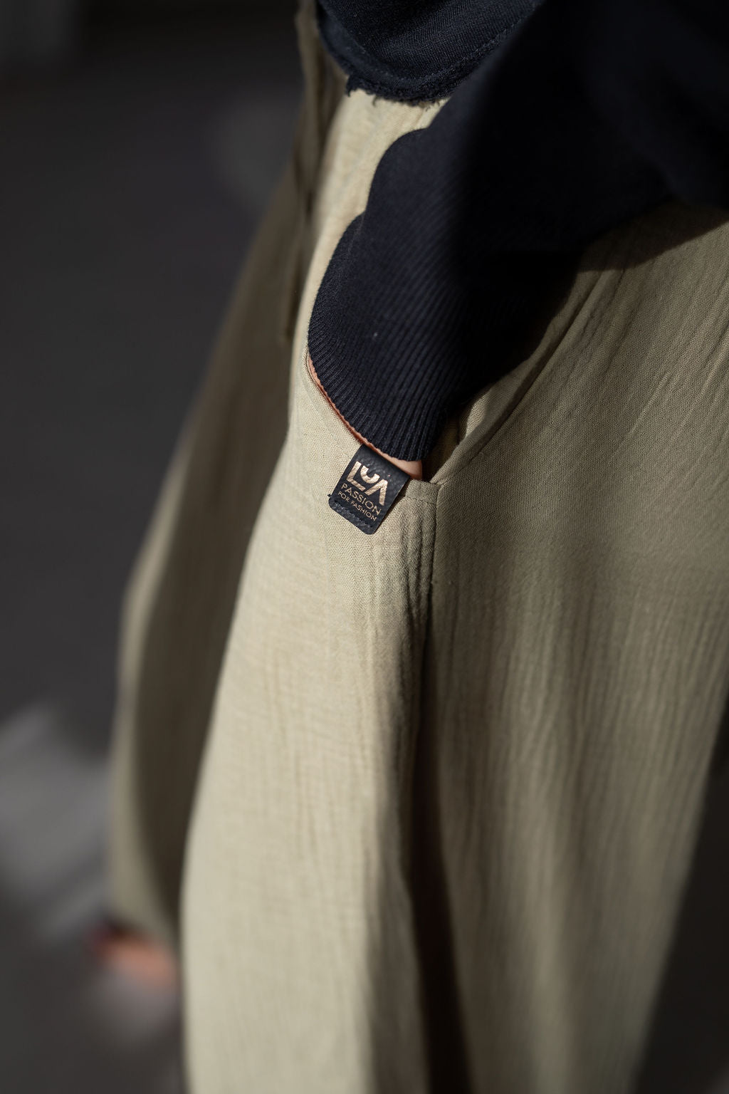 damske-balonove- kalhoty- z- lehkeho- muselinu-vzdusne -elegantni-do-mesta-na-vikend- Lezerni-Elastický-malinko-snizeny-khaki-detail