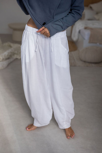 damske-balonove- kalhoty- z- lehkeho- muselinu-vzdusne -elegantni-do-mesta-na-vikend- Lezerni-Elastický-malinko-snizeny-bila