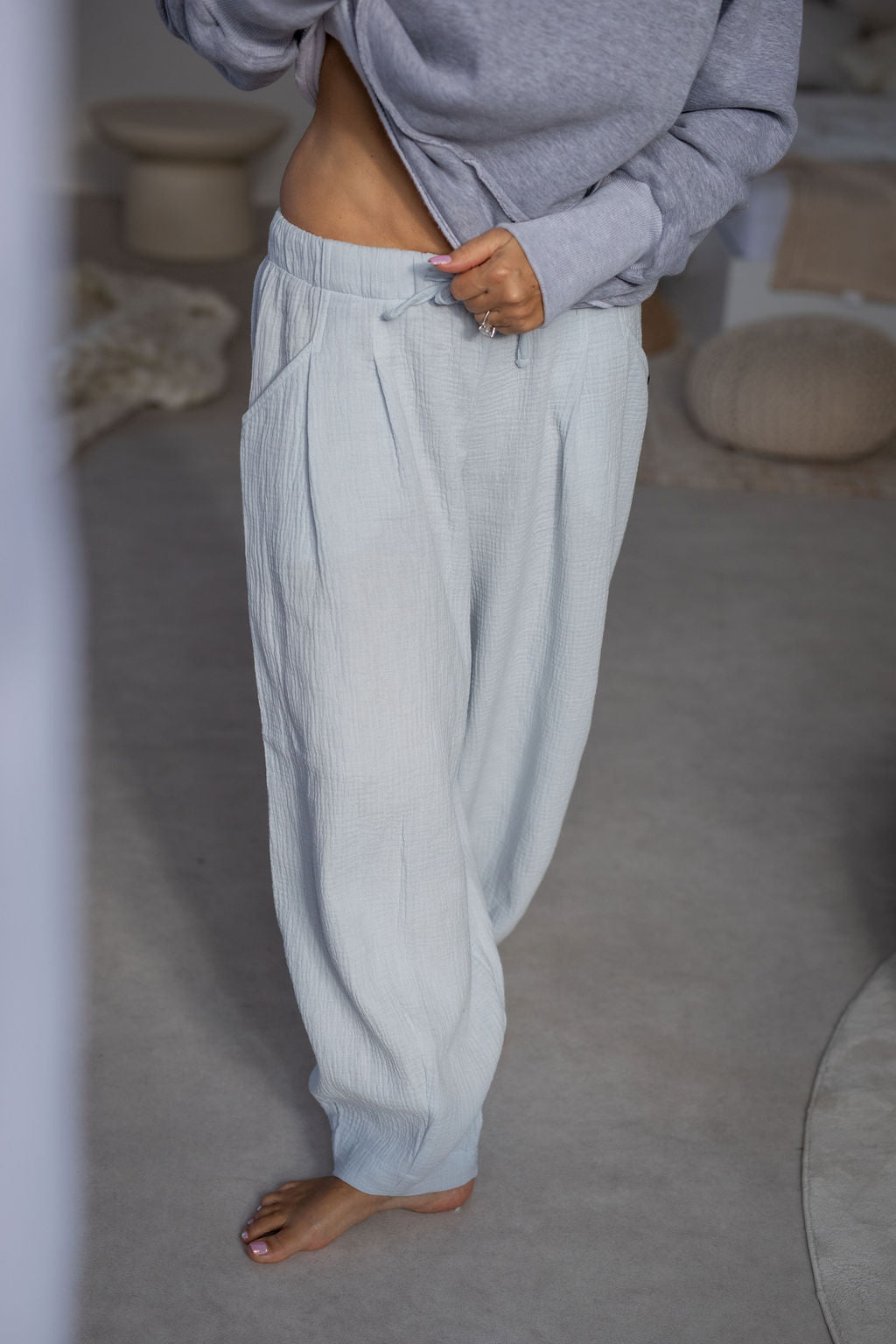 damske-balonove- kalhoty- z- lehkeho- muselinu-vzdusne -elegantni-do-mesta-na-vikend- Lezerni-Elastický-malinko-snizeny-baby-blue