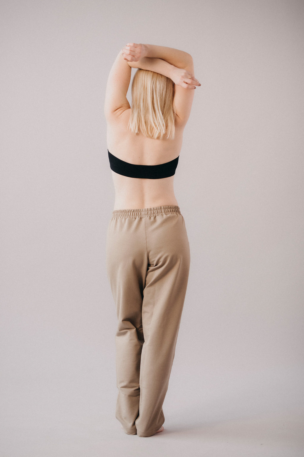 damske-kalhoty-pruzny-material-pohodli-po-cely-den-kalhoty-se-sirokym-strihem-ktery-je-smerem-dolu-lehce-zuzeny-nohavice-lze-ohnout-a-prizpusobit-tak-delku-i-celkovy-vzhled-bila-kava