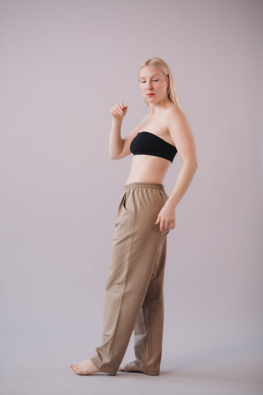 damske-kalhoty-pruzny-material-pohodli-po-cely-den-kalhoty-se-sirokym-strihem-ktery-je-smerem-dolu-lehce-zuzeny-nohavice-lze-ohnout-a-prizpusobit-tak-delku-i-celkovy-vzhled-bila-kava