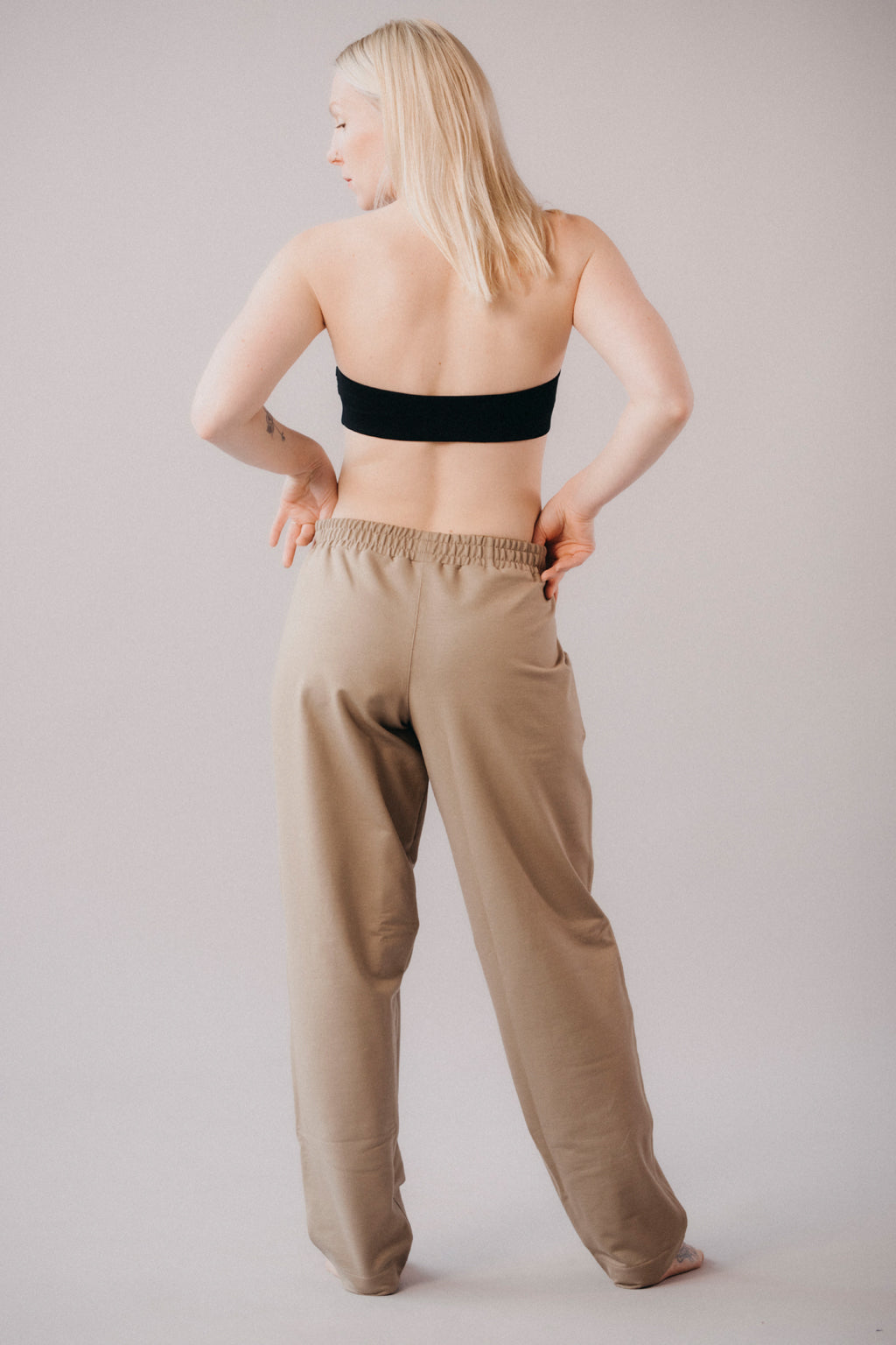 damske-kalhoty-pruzny-material-pohodli-po-cely-den-kalhoty-se-sirokym-strihem-ktery-je-smerem-dolu-lehce-zuzeny-nohavice-lze-ohnout-a-prizpusobit-tak-delku-i-celkovy-vzhled-bila-kava