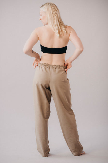 damske-kalhoty-pruzny-material-pohodli-po-cely-den-kalhoty-se-sirokym-strihem-ktery-je-smerem-dolu-lehce-zuzeny-nohavice-lze-ohnout-a-prizpusobit-tak-delku-i-celkovy-vzhled-bila-kava