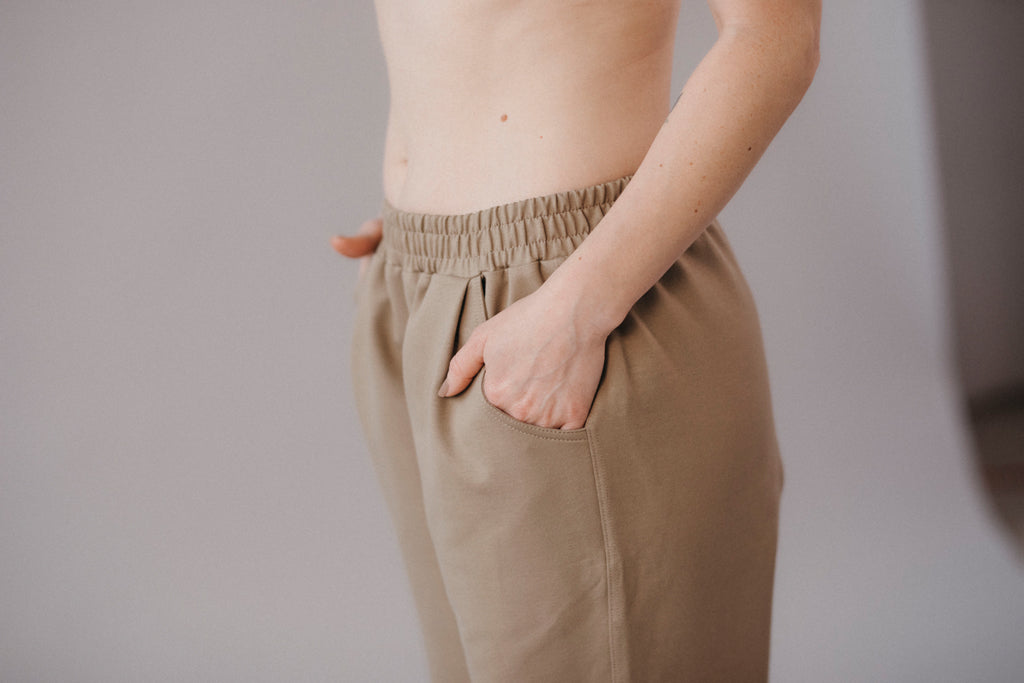 damske-kalhoty-pruzny-material-pohodli-po-cely-den-kalhoty-se-sirokym-strihem-ktery-je-smerem-dolu-lehce-zuzeny-nohavice-lze-ohnout-a-prizpusobit-tak-delku-i-celkovy-vzhled-bila-kava-detail