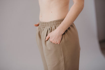 damske-kalhoty-pruzny-material-pohodli-po-cely-den-kalhoty-se-sirokym-strihem-ktery-je-smerem-dolu-lehce-zuzeny-nohavice-lze-ohnout-a-prizpusobit-tak-delku-i-celkovy-vzhled-bila-kava-detail