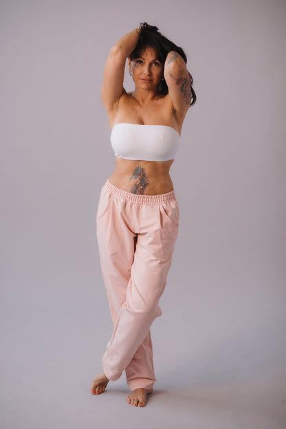 damske-kalhoty-pruzny-material-pohodli-po-cely-den-kalhoty-se-sirokym-strihem-ktery-je-smerem-dolu-lehce-zuzeny-nohavice-lze-ohnout-a-prizpusobit-tak-delku-i-celkovy-vzhled-svetle-ruozova-pudrova