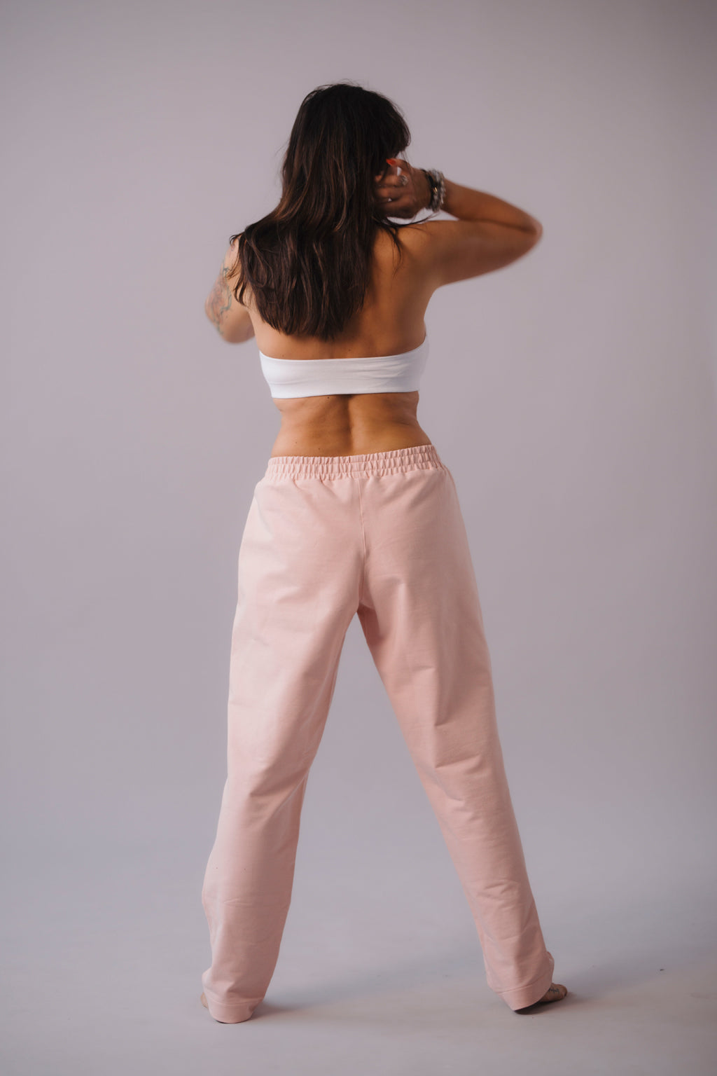 damske-kalhoty-pruzny-material-pohodli-po-cely-den-kalhoty-se-sirokym-strihem-ktery-je-smerem-dolu-lehce-zuzeny-nohavice-lze-ohnout-a-prizpusobit-tak-delku-i-celkovy-vzhled-svetle-ruozova-pudrova