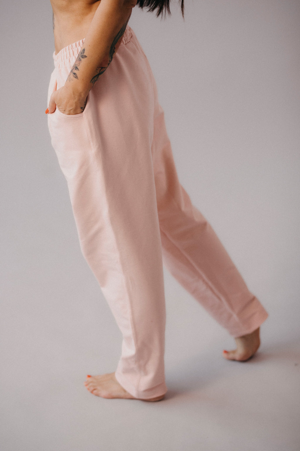 damske-kalhoty-pruzny-material-pohodli-po-cely-den-kalhoty-se-sirokym-strihem-ktery-je-smerem-dolu-lehce-zuzeny-nohavice-lze-ohnout-a-prizpusobit-tak-delku-i-celkovy-vzhled-svetle-ruozova-pudrova